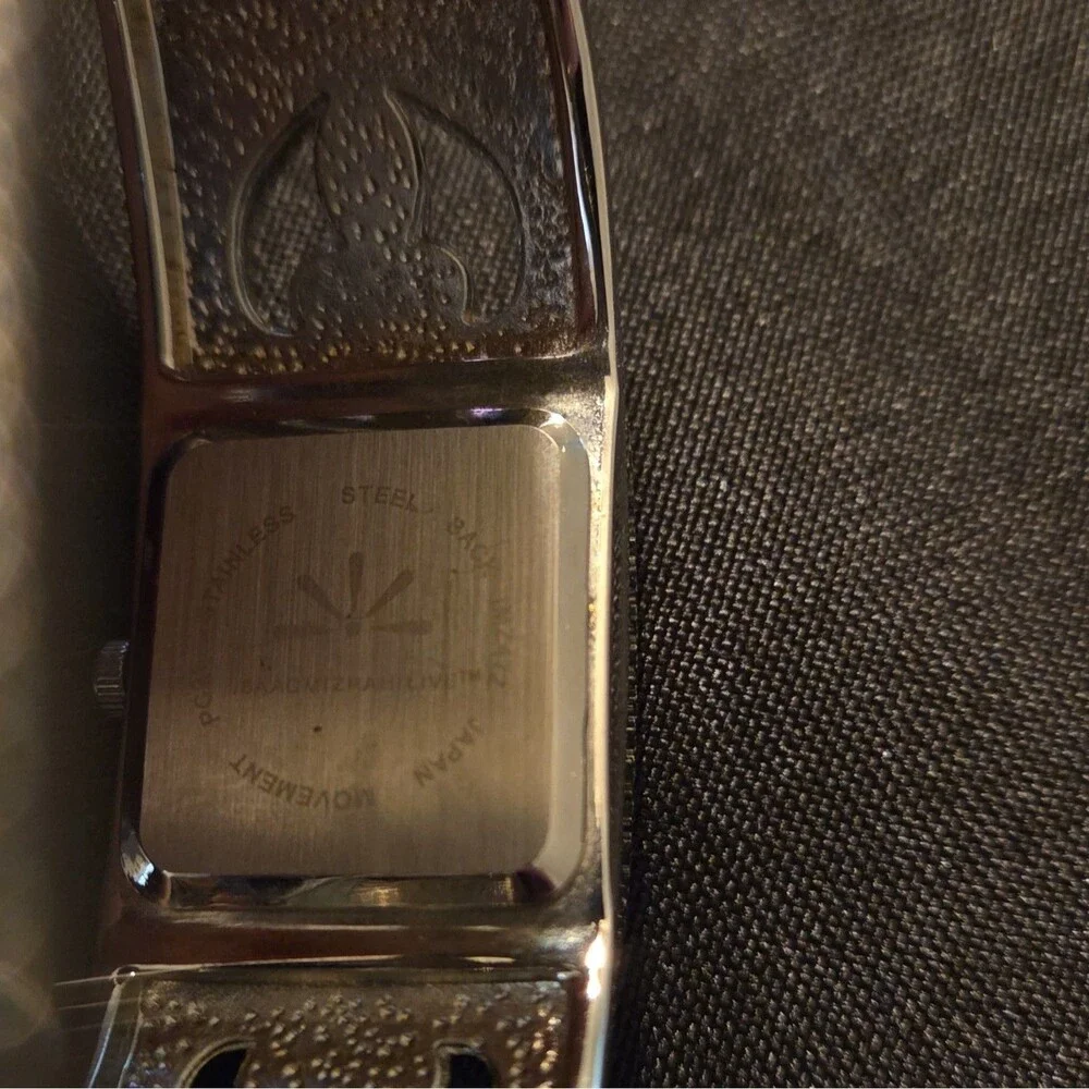 Isaac Mizrahi Live Women's Quartz Wristwatch Silver Roman Numerals Bracelet